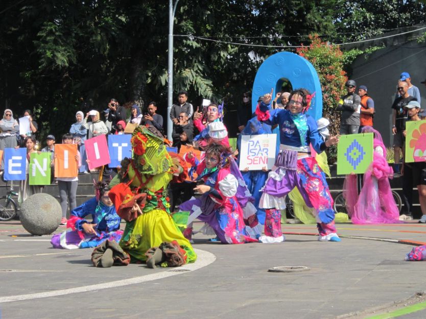 Outfit Nyentrik di Pasar Seni ITB 2025: Panggung Bebas Ekspresi Anak Muda