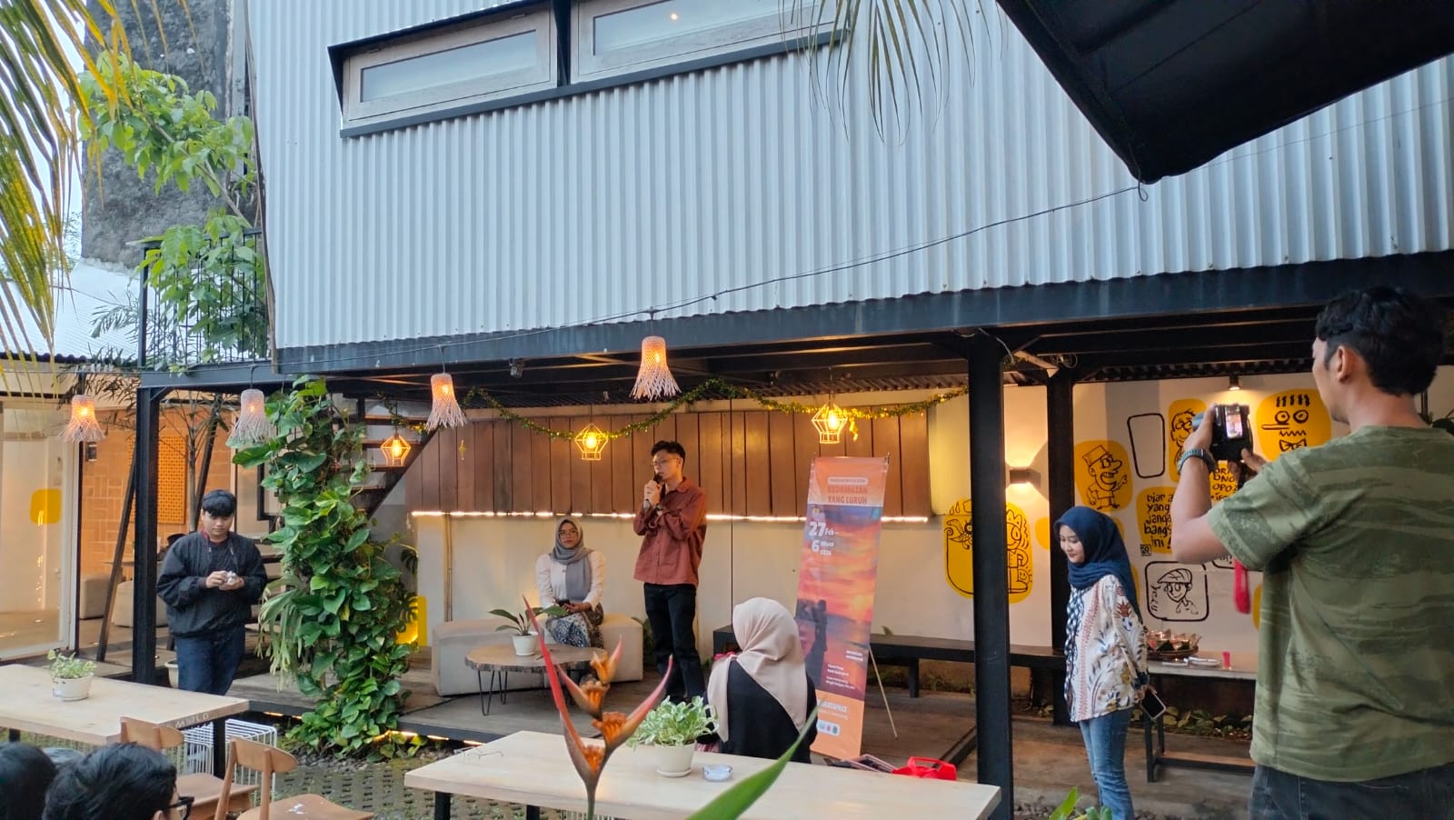 Perjalanan Menuju Tenang dalam Pameran “Kedamaian yang Luruh”