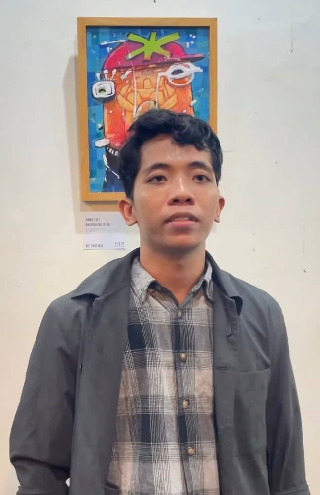 Pengunjung Apresiasi Pameran “Break the Loops” Karya Arief Hadinata di Hari Pembukaan